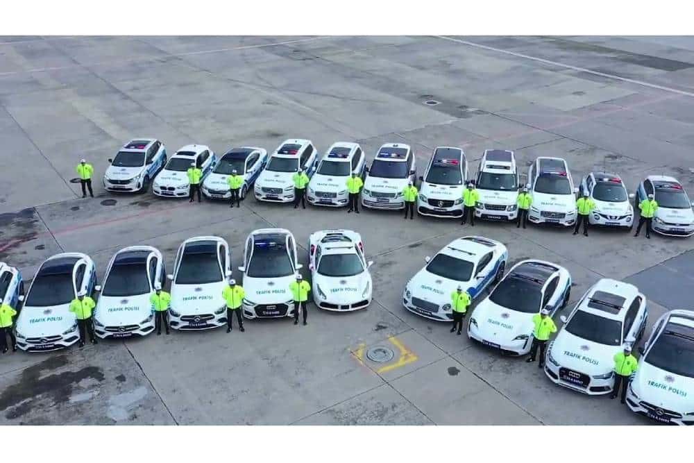 https://autogreeknews.gr/wp-content/uploads/2023/12/turkish-police-supercars-07.jpg