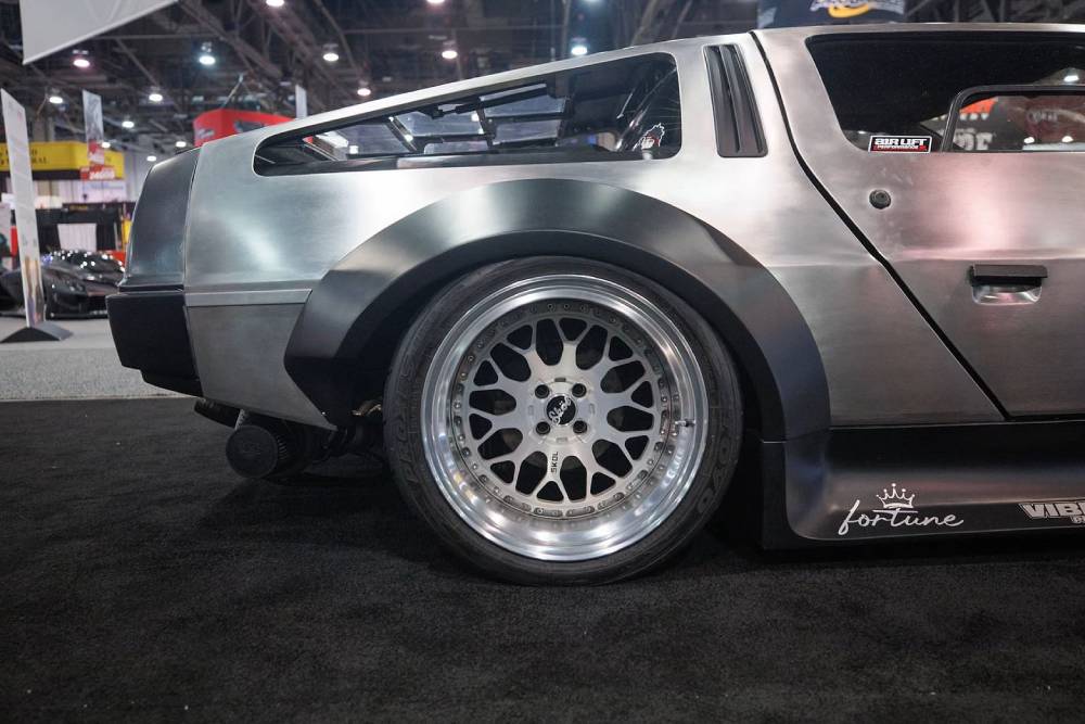 https://autogreeknews.gr/wp-content/uploads/2023/12/twinturbo-v8-delorean-3.jpg