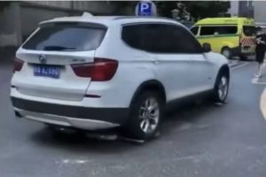 wheel-clamping-is-so-yesterday-illegally-parked-ca (3)