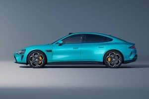 xiaomi-drops-the-su7-bomb-targets-500-miles-of-ran (2)