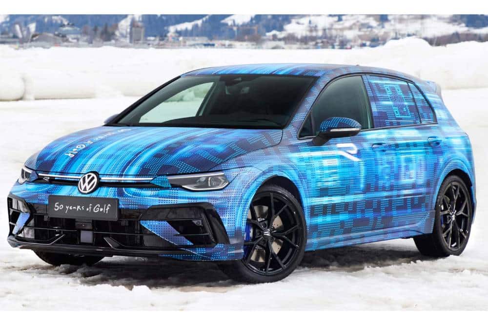 https://autogreeknews.gr/wp-content/uploads/2024/01/2025-volkswagen-golf-r-with-camouflage-1.jpg