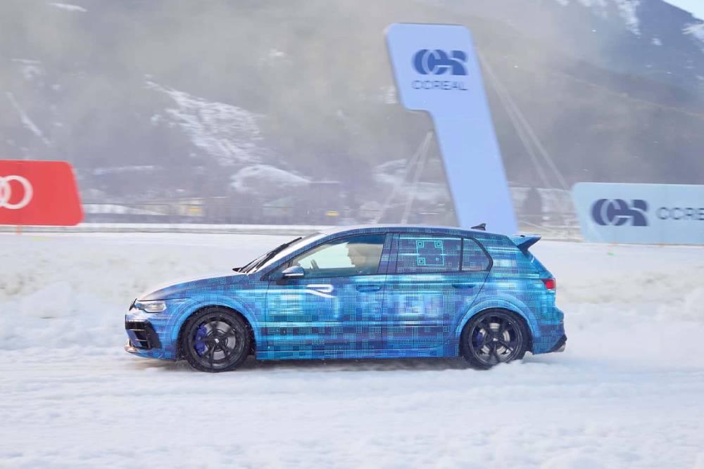 https://autogreeknews.gr/wp-content/uploads/2024/01/2025-volkswagen-golf-r-with-camouflage-2.jpg