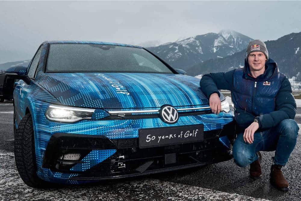 https://autogreeknews.gr/wp-content/uploads/2024/01/2025-volkswagen-golf-r-with-camouflage-3.jpg