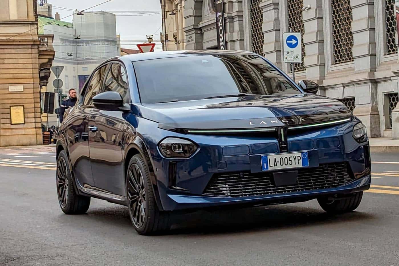 Το νέο Lancia Ypsilon βολτάρει στο Μιλάνο