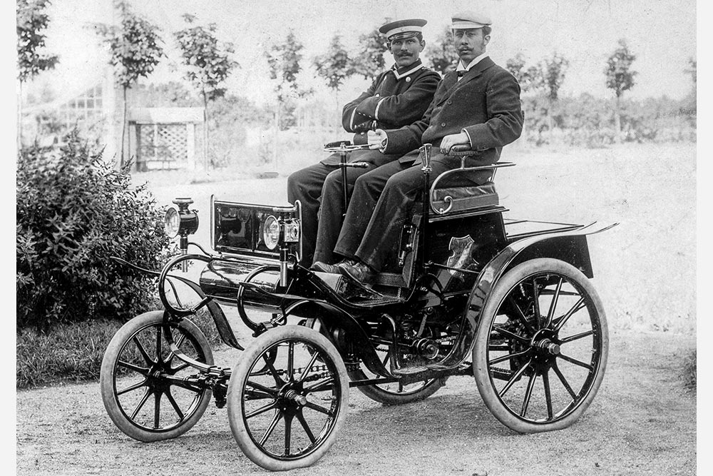 https://autogreeknews.gr/wp-content/uploads/2024/01/Opel-Patent-Motorwagen-System-Lutzmannwith-Heinrich-Opel-rightand-Opel-Plant-Manager-Sedlazcekin-1899.jpg