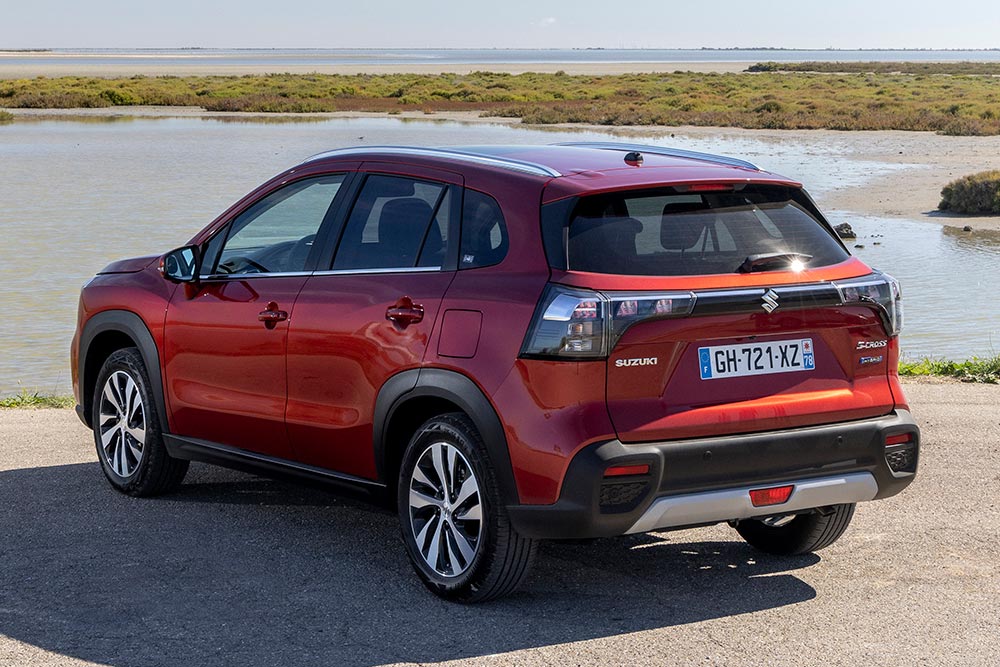 https://autogreeknews.gr/wp-content/uploads/2024/01/Suzuki_S-Cross_Hybrid-3.jpg