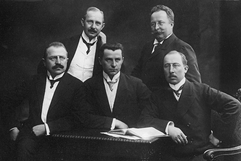 https://autogreeknews.gr/wp-content/uploads/2024/01/The-five-Opel-brothers-around-1912.jpg