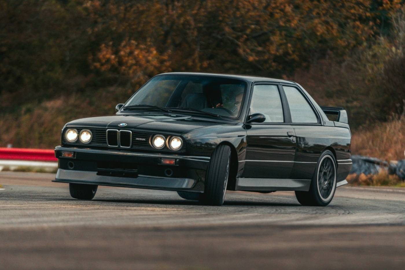 https://autogreeknews.gr/wp-content/uploads/2024/01/bmw-m3-e30-restomod-redux.jpg