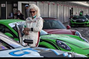 Η πιο γκαζιάρα γιαγιά τρέχει με Lambo και Porsche! (+videos)