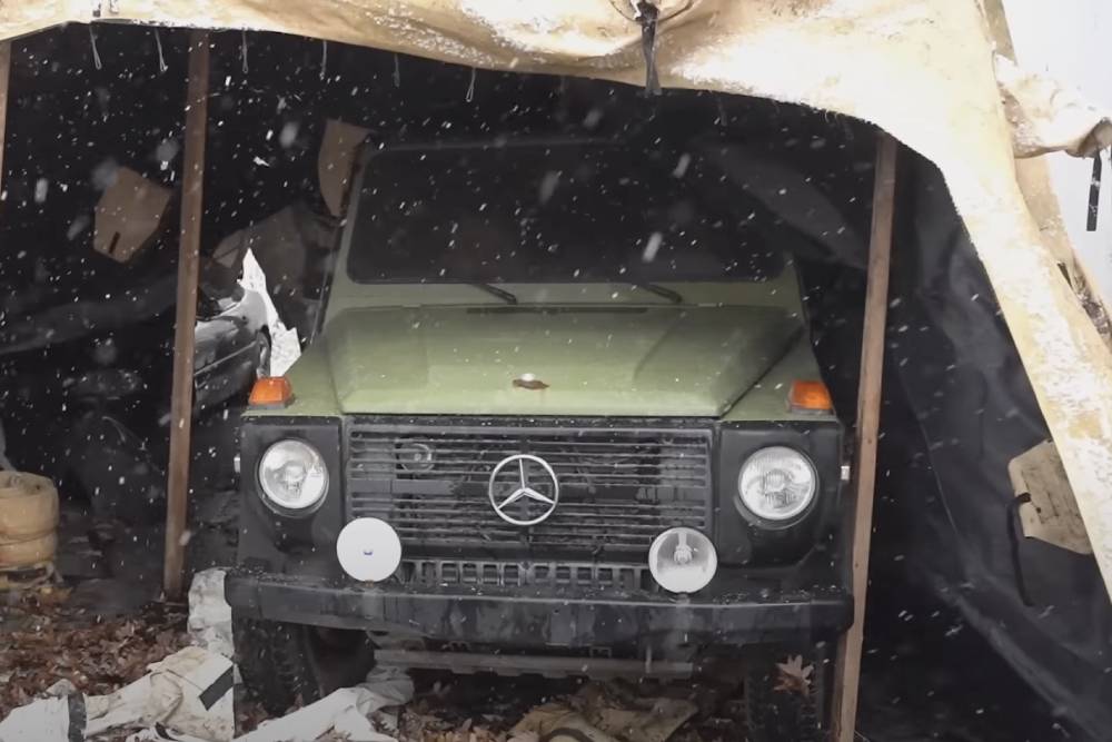 https://autogreeknews.gr/wp-content/uploads/2024/01/mercedes-benz-g-class-abandoned-in-a-military-tent-1.jpg