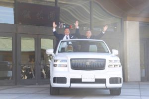 toyota-century-suv-convertible-is-a-dream-parade-c (4)