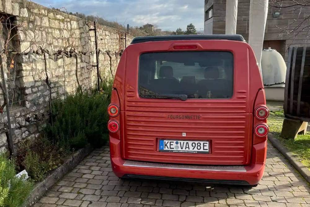 https://autogreeknews.gr/wp-content/uploads/2024/01/vanderer-electric-mini-camper-blends-the-retro-loo-2.jpg