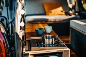 vanderer-electric-mini-camper-blends-the-retro-loo (4)