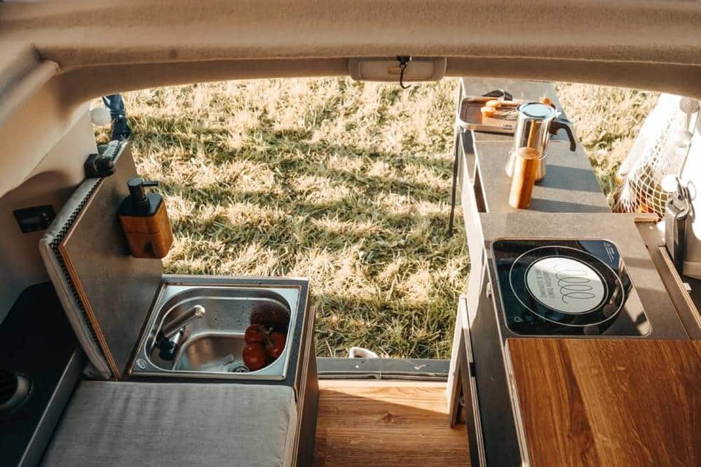 https://autogreeknews.gr/wp-content/uploads/2024/01/vanderer-electric-mini-camper-blends-the-retro-loo-5.jpg