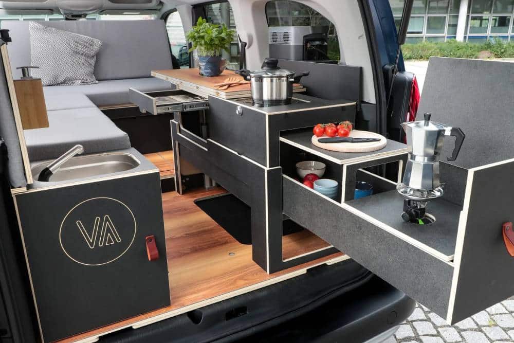 https://autogreeknews.gr/wp-content/uploads/2024/01/vanderer-electric-mini-camper-blends-the-retro-loo-8.jpg