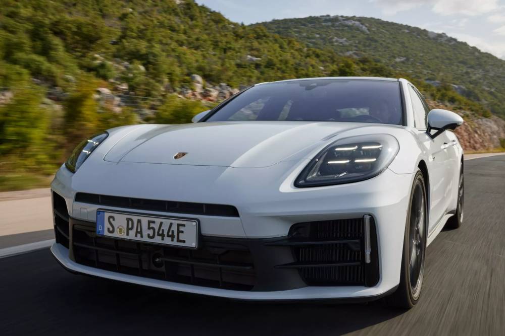 https://autogreeknews.gr/wp-content/uploads/2024/02/2024-Porsche-Panamera-Hybrids-002-2048x1476-1.jpg