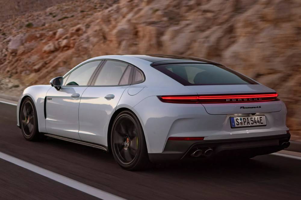 https://autogreeknews.gr/wp-content/uploads/2024/02/2024-Porsche-Panamera-Hybrids-010-1-2048x1368-1.jpg
