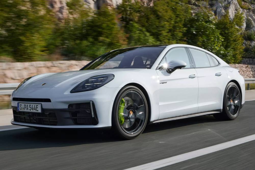 https://autogreeknews.gr/wp-content/uploads/2024/02/2024-Porsche-Panamera-Hybrids-011-2048x1314-1.jpg