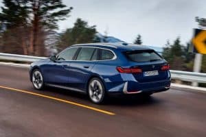 BMW-5-Series-Touring-5-2048×1366