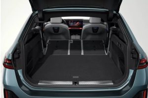 BMW-i5-Touring-35-2048×1536