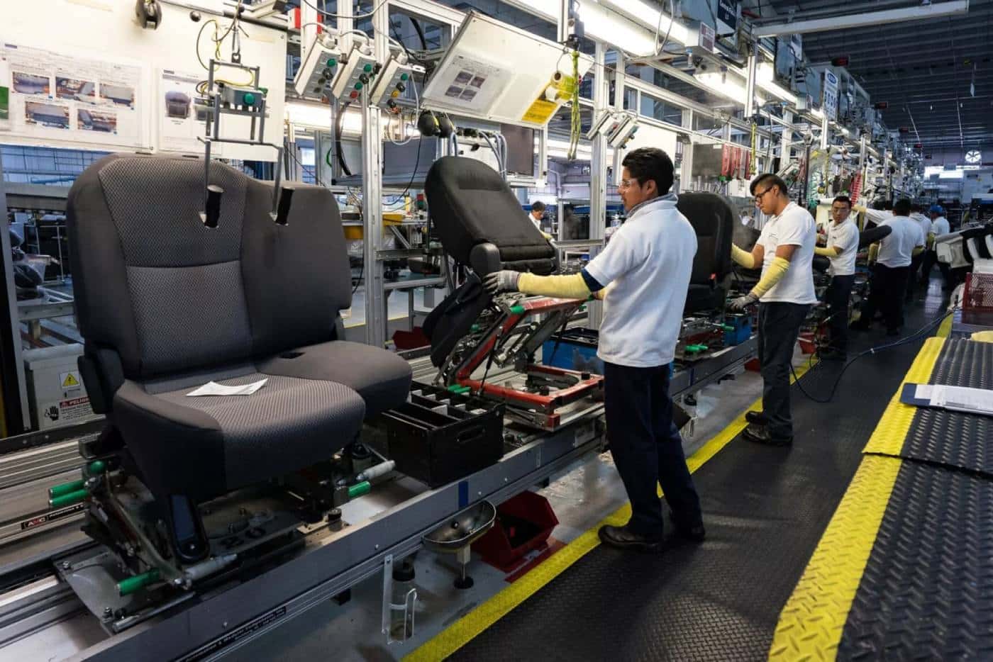 Το AI θερίζει θέσεις εργασίας στην αυτοκινητοβιομηχανία