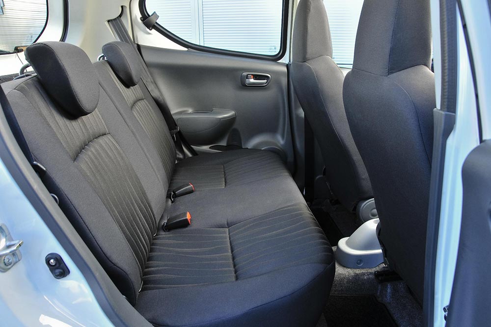 https://autogreeknews.gr/wp-content/uploads/2024/02/Nissan-Pixo-rear-seat.jpg
