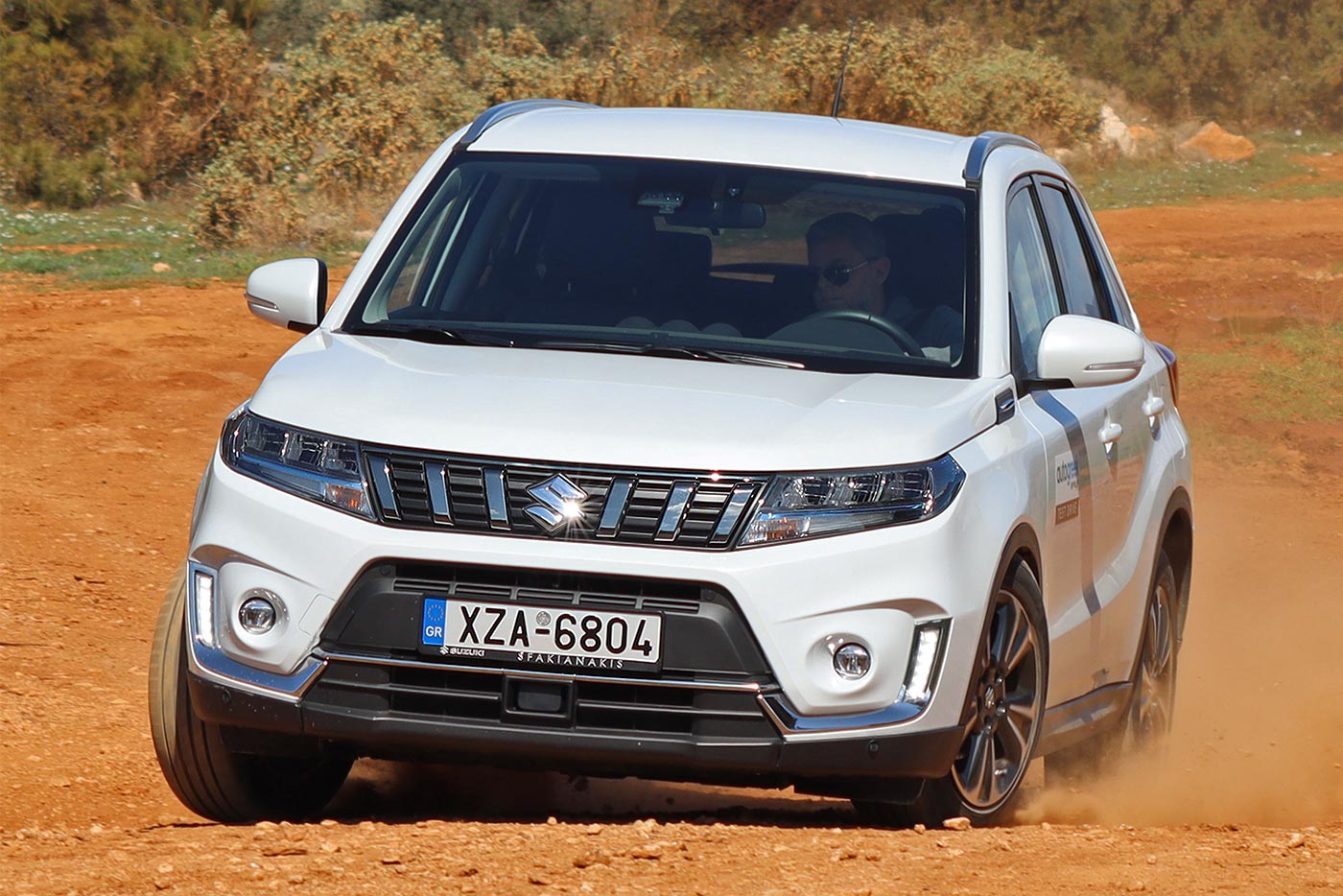 https://autogreeknews.gr/wp-content/uploads/2024/02/Suzuki-Vitara-off-road-strofi.jpg