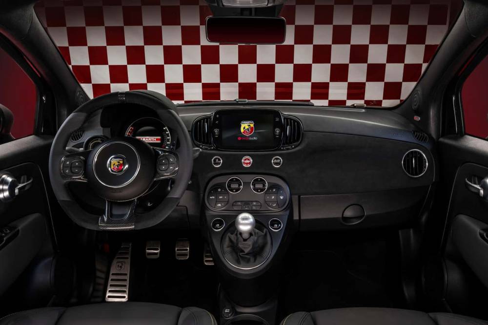 https://autogreeknews.gr/wp-content/uploads/2024/02/abarth-695-75deg-anniversario-14.jpg