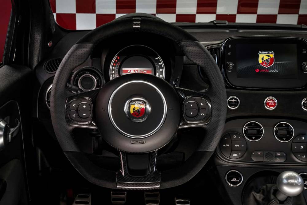https://autogreeknews.gr/wp-content/uploads/2024/02/abarth-695-75deg-anniversario-15.jpg