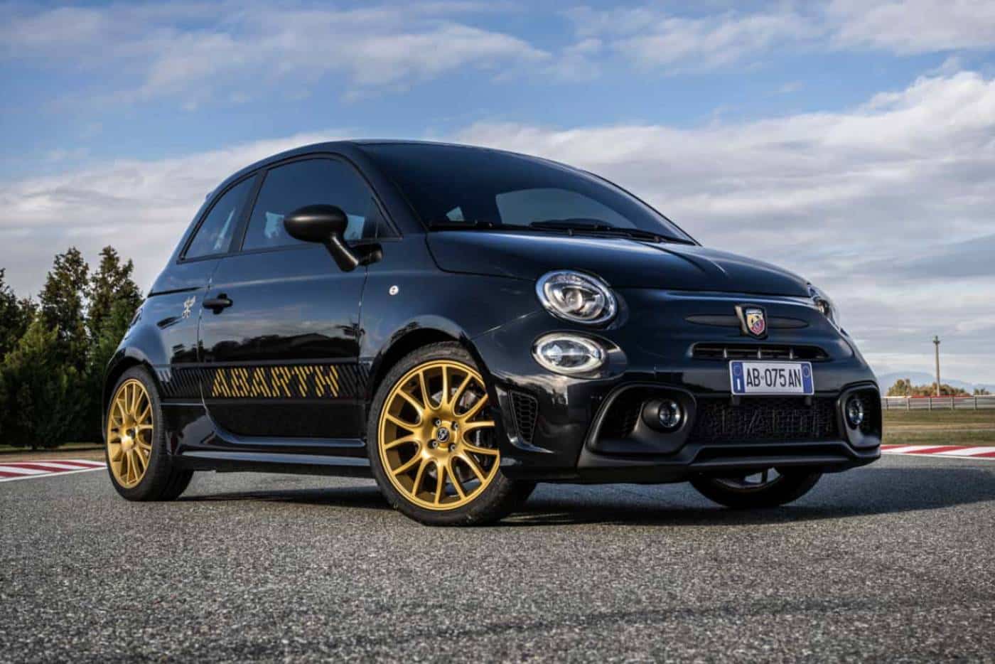 https://autogreeknews.gr/wp-content/uploads/2024/02/abarth-695-75deg-anniversario-2.jpg