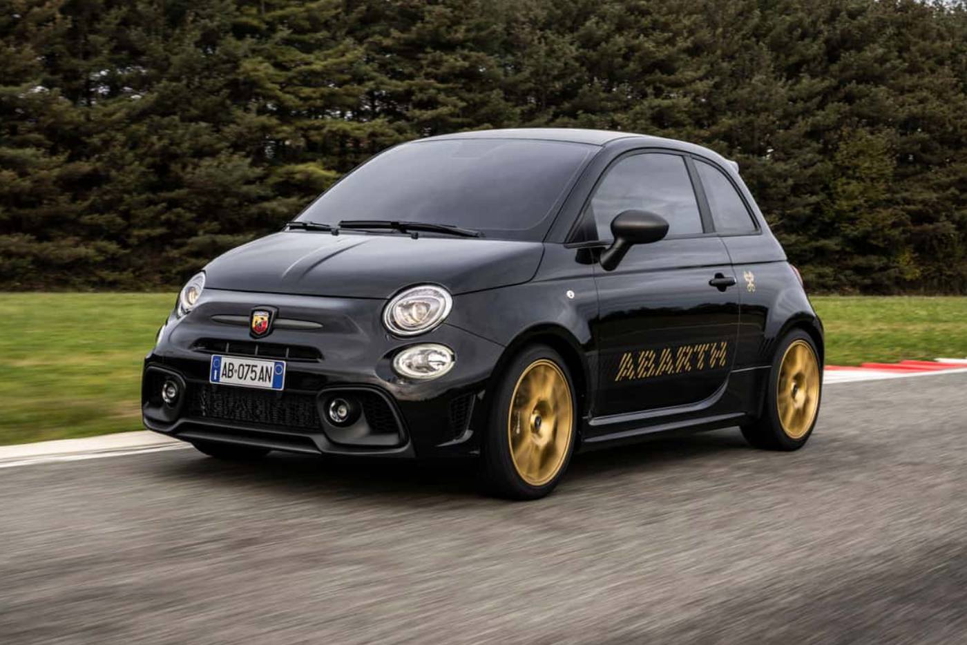 https://autogreeknews.gr/wp-content/uploads/2024/02/abarth-695-75deg-anniversario-3.jpg