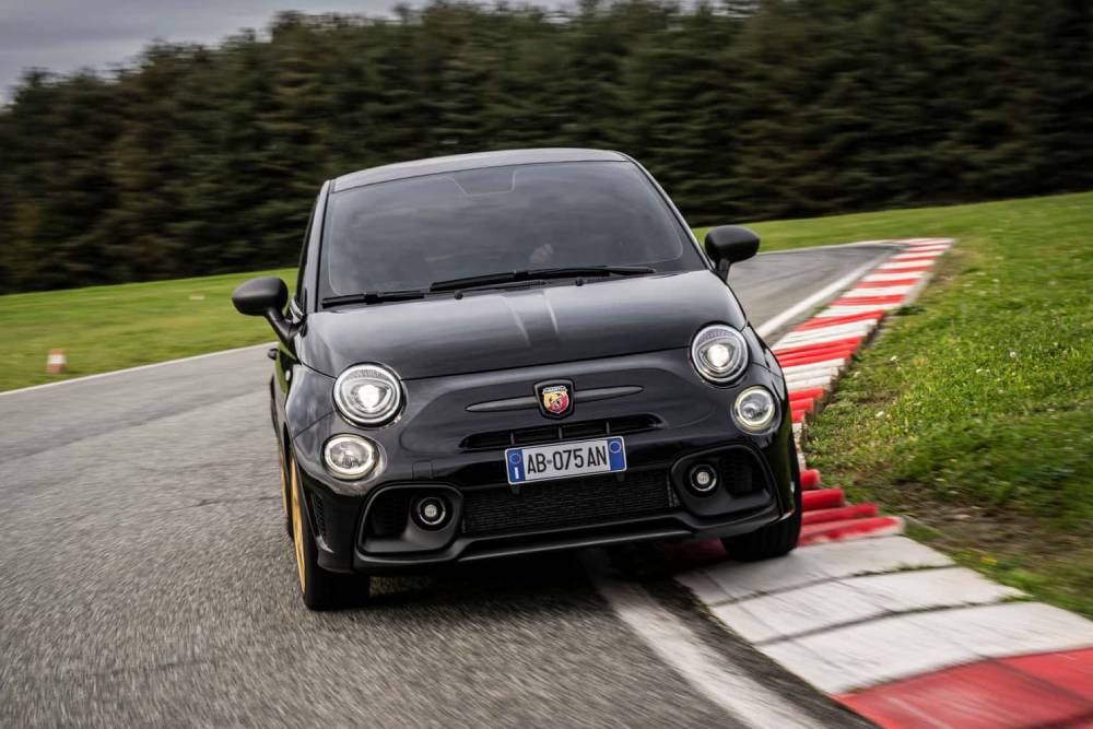 https://autogreeknews.gr/wp-content/uploads/2024/02/abarth-695-75deg-anniversario-5.jpg