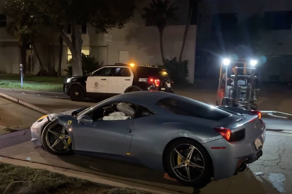https://autogreeknews.gr/wp-content/uploads/2024/02/getting-a-crashed-ferrari-458-up-on-a-flatbed-truc-4.jpg