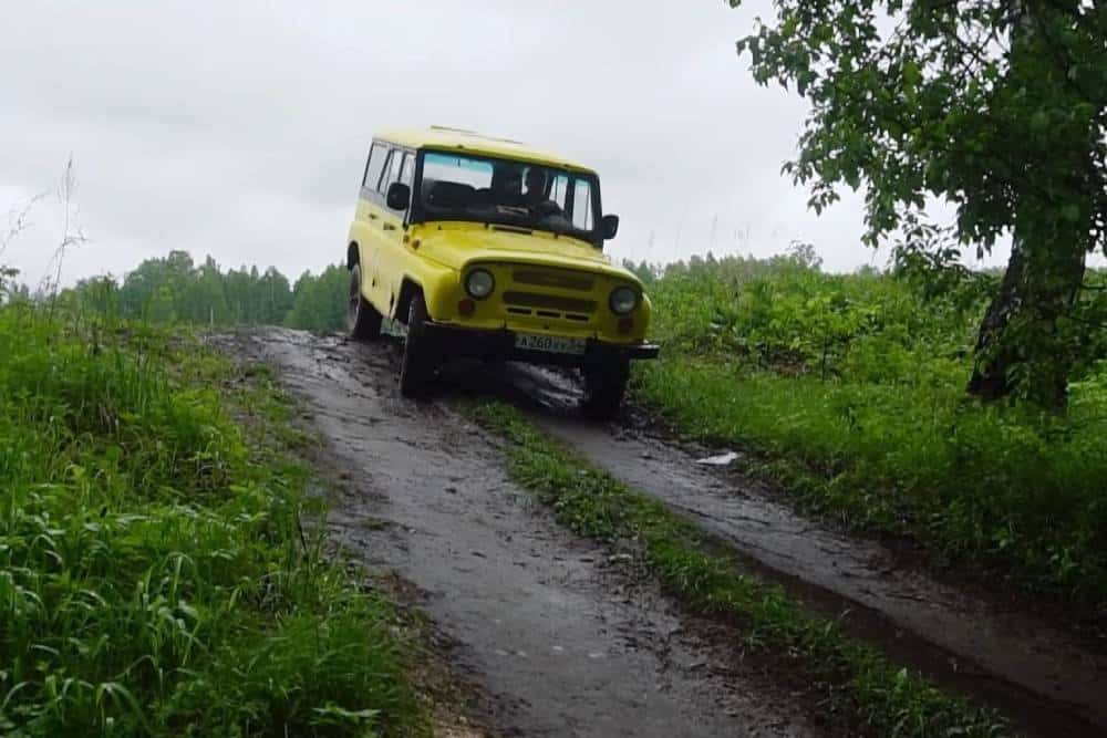 https://autogreeknews.gr/wp-content/uploads/2024/02/hummer-h2-vs-uaz-469-is-off-road-cold-war-badass-s-2.jpg