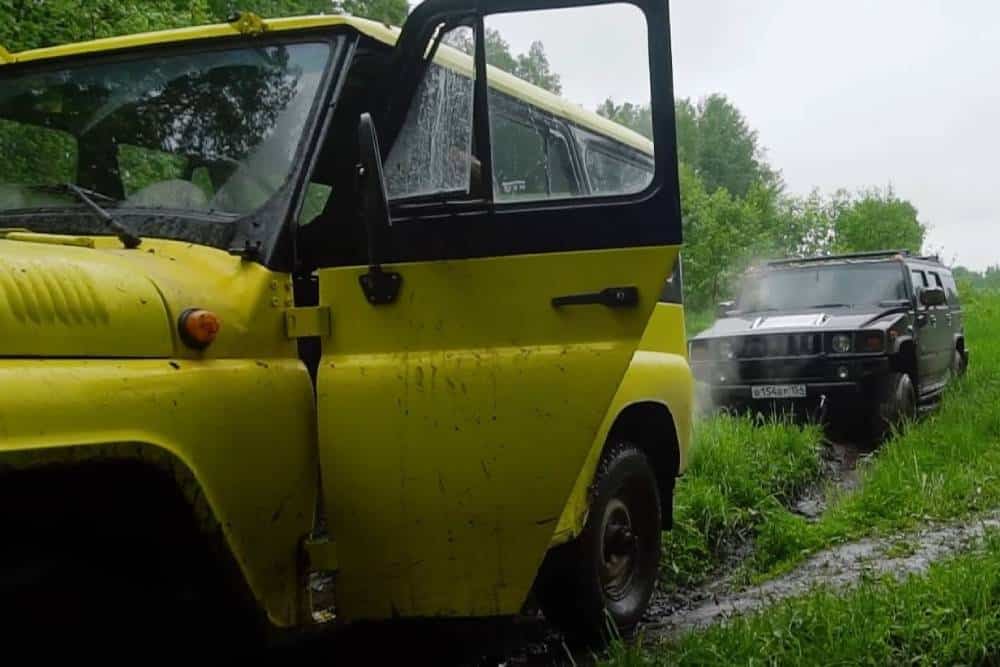 https://autogreeknews.gr/wp-content/uploads/2024/02/hummer-h2-vs-uaz-469-is-off-road-cold-war-badass-s.jpg