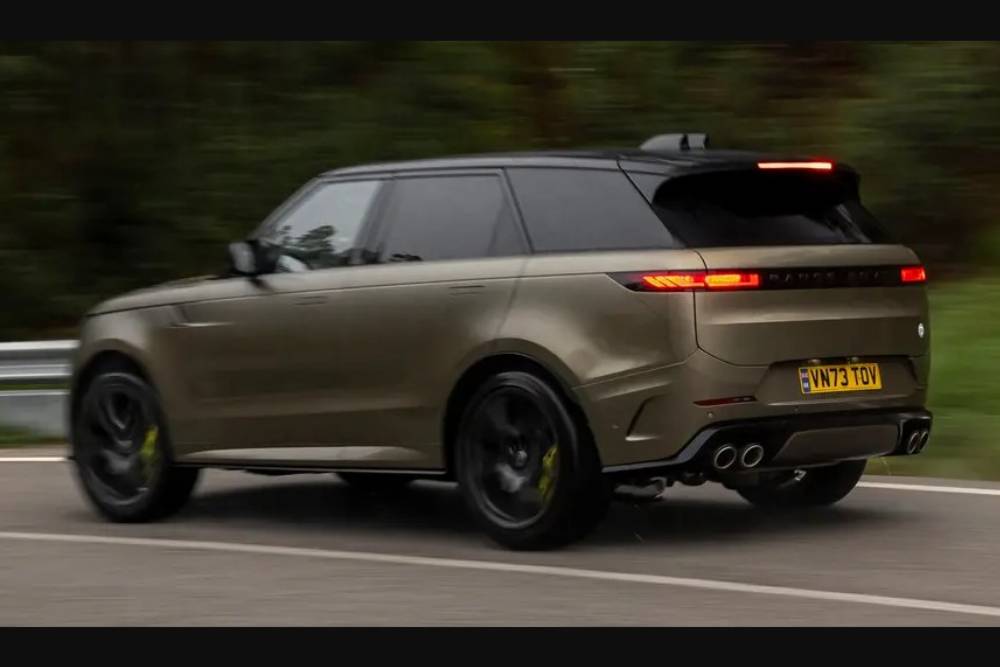 https://autogreeknews.gr/wp-content/uploads/2024/02/range-rover-sv-drift-09.jpg