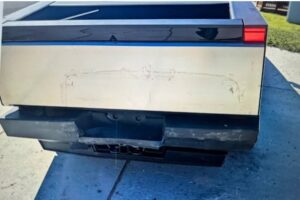 tesla-cybertruck-gets-rear-ended-by-dodge-ram-pick (1)