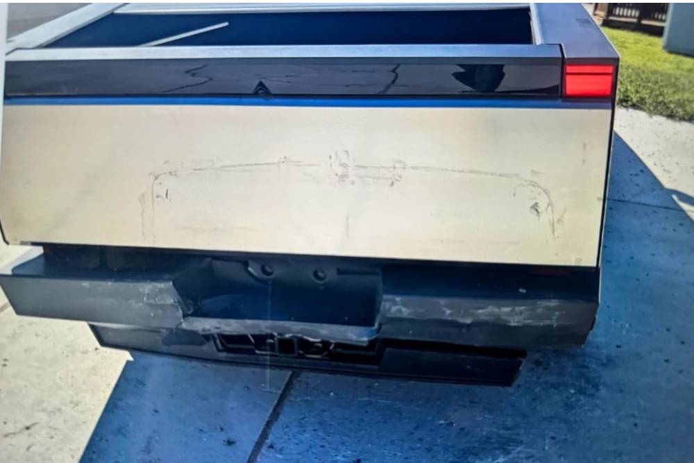 https://autogreeknews.gr/wp-content/uploads/2024/02/tesla-cybertruck-gets-rear-ended-by-dodge-ram-pick-1.jpg