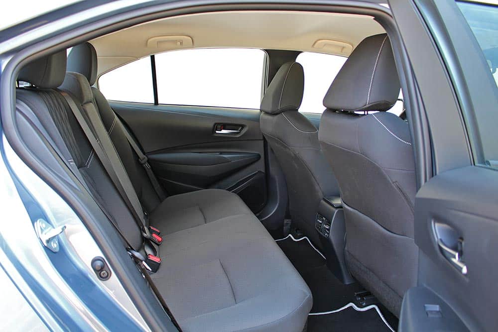 https://autogreeknews.gr/wp-content/uploads/2024/02/toyota-corolla-sedan-rear-seat-small.jpg