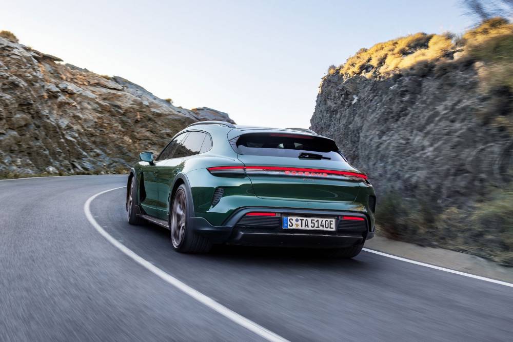 https://autogreeknews.gr/wp-content/uploads/2024/02/updated-2025-porsche-taycan-looks-almost-the-same-3.jpg