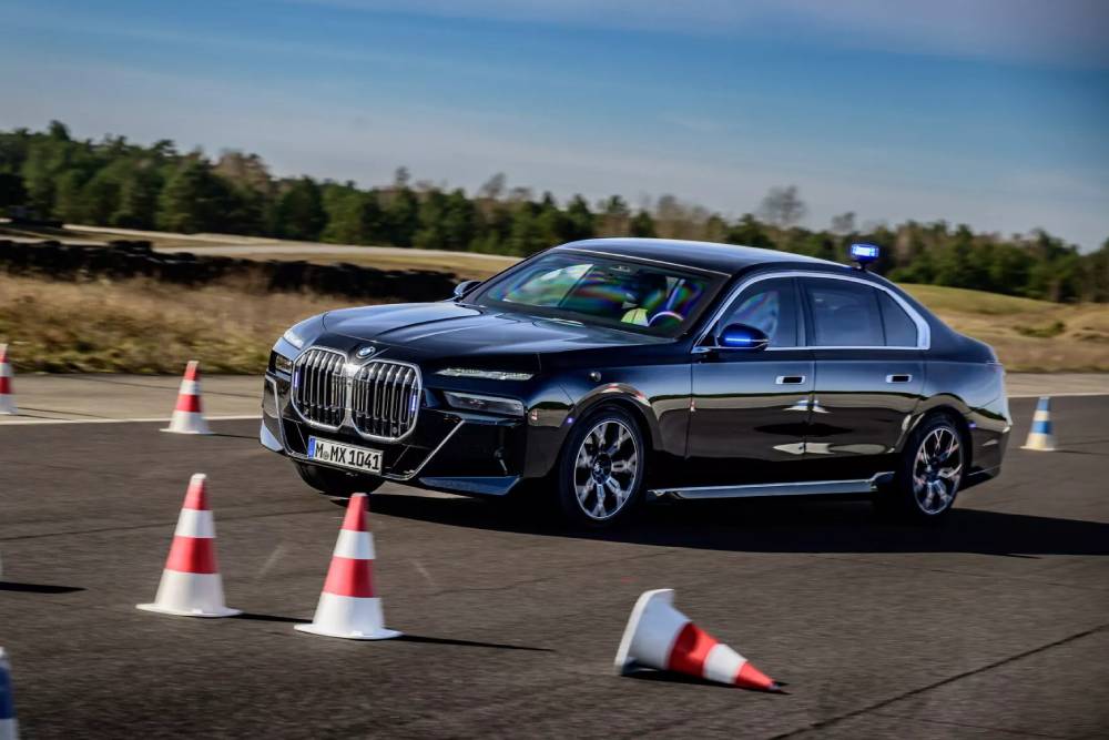 https://autogreeknews.gr/wp-content/uploads/2024/03/2024-BMW-Security-Vehicle-Training-School-7-14-204.jpg