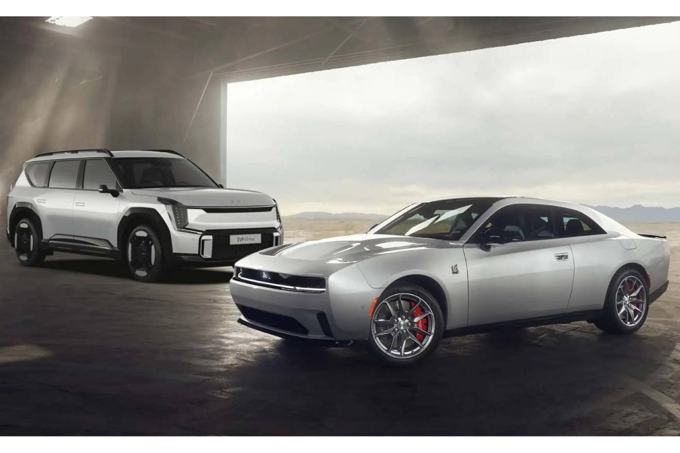 https://autogreeknews.gr/wp-content/uploads/2024/03/2024-dodge-charger-next-to-kia-ev9-suv.jpg