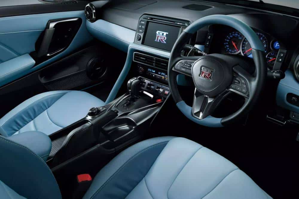 https://autogreeknews.gr/wp-content/uploads/2024/03/2025-Nissan-GT-R-Interior-2-2048x1011-1.jpg