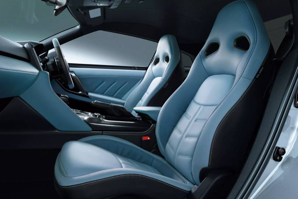 https://autogreeknews.gr/wp-content/uploads/2024/03/2025-Nissan-GT-R-Interior-3-2048x1136-1.jpg