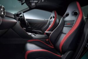 2025-Nissan-GT-R-Interior-7-2048×1135