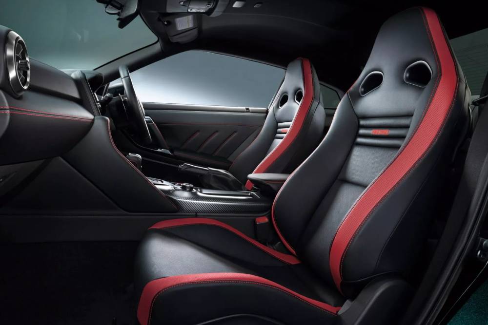 https://autogreeknews.gr/wp-content/uploads/2024/03/2025-Nissan-GT-R-Interior-7-2048x1135-1.jpg
