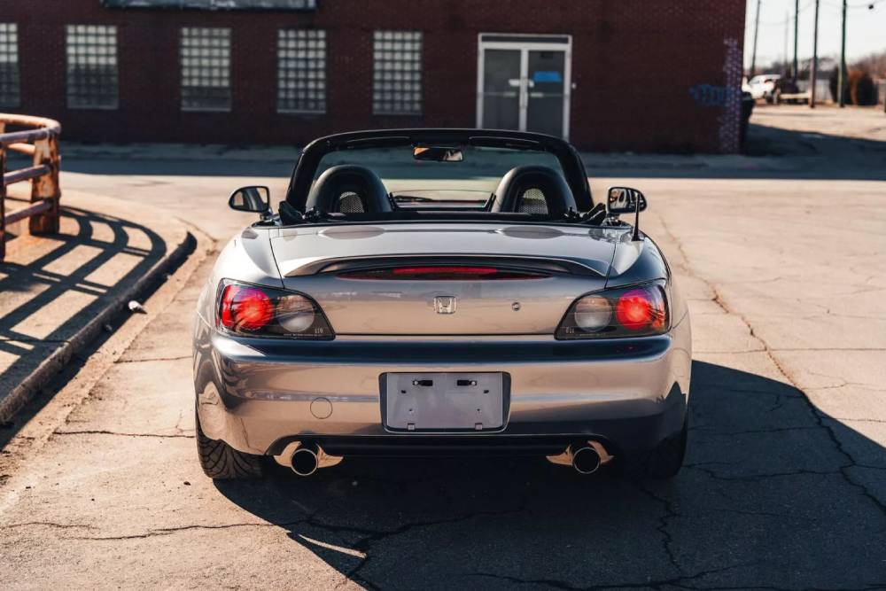 https://autogreeknews.gr/wp-content/uploads/2024/03/Honda-S2000-950-miles-Cars-and-Bids-00027-2048x136-1.jpg