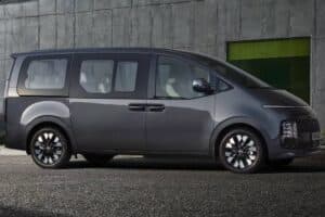 Hyundai-Staria-Hybrid-Korea-2s-2048×1152
