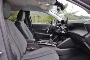 Peugeot-208-1.2-PureTech-100-facelift-(10)