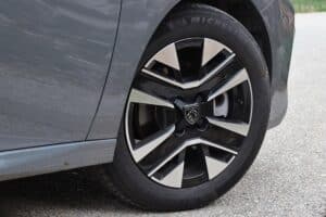 Peugeot-208-1.2-PureTech-100-facelift-(8)